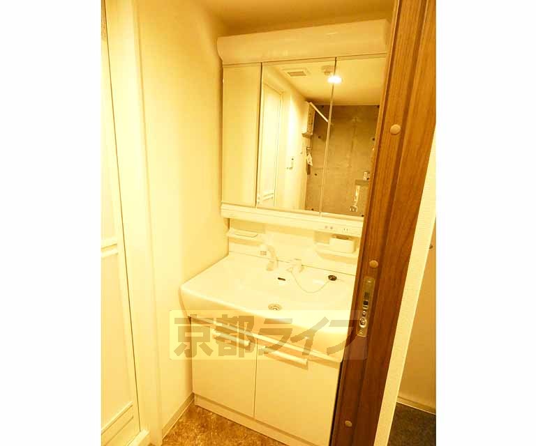 洗面設備　独立洗面台付きです。