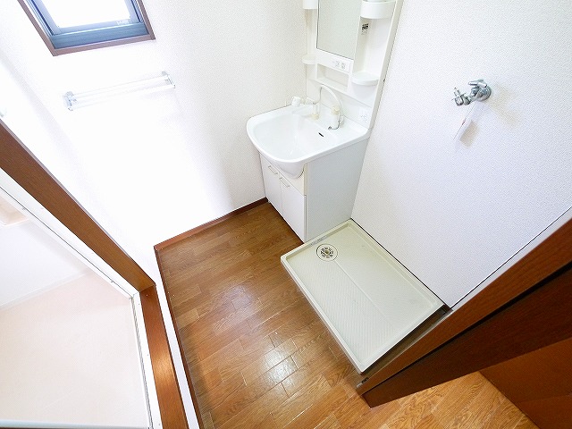 洗面設備　明るい洗面所です