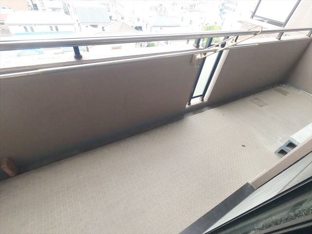 バルコニー　南向きで日当たりや眺望良好、広いバルコニー