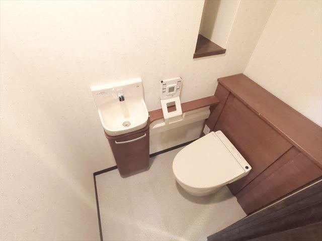トイレ　手洗い付き、サービス品ですがウォシュレットが付いたトイレ