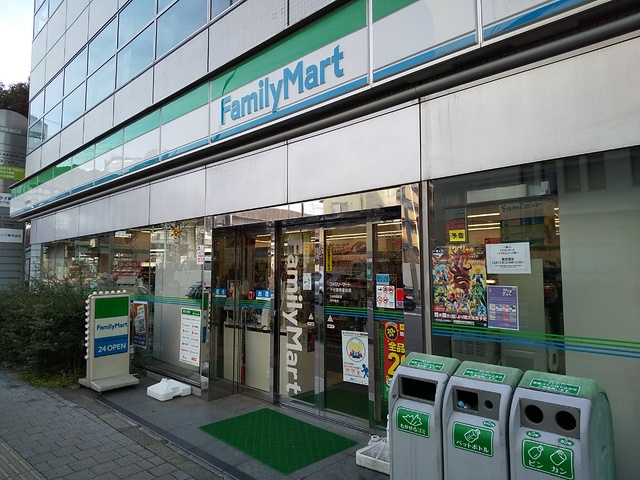 コンビニ　ファミリーマート　千住警察署前店（コンビニ）まで290m