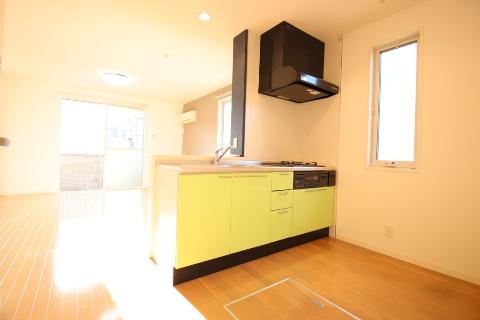 キッチン　ガスコンロとグリル付システムキッチン