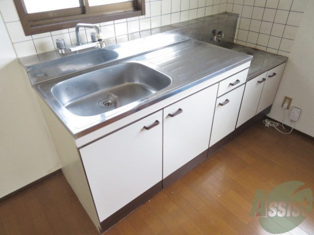 キッチン　こちらも広めのキッチンです。広く使えるのはありがたいですね