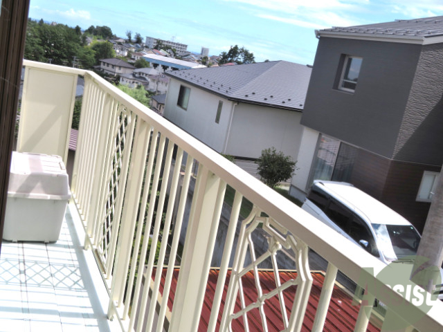 バルコニー　幅があり広めの印象でした。のびのびと作業が出来そうです。