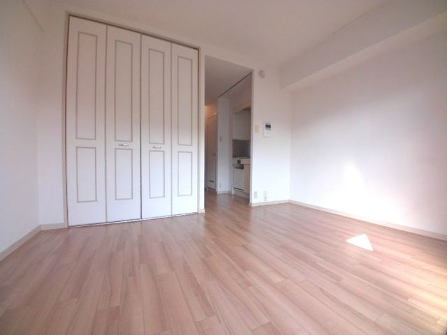 居室・リビング　【居間・リビング】明るいリビング☆収納充実