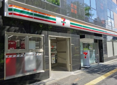 コンビニ　セブン－イレブン御成門駅北店（コンビニ）まで141m