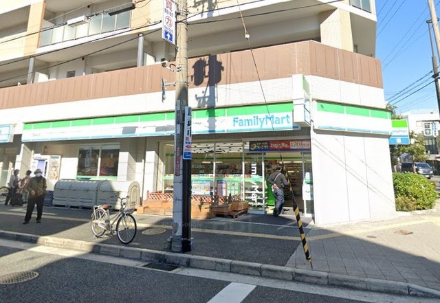 コンビニ　ファミリーマート　服部駅前（コンビニ）まで570m