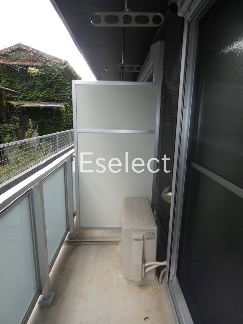 バルコニー　洗濯物を干すには十分な広さのバルコニー