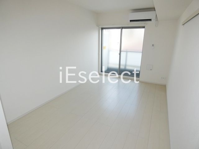 居室・リビング　白を基調とした清潔感のある明るいお部屋です