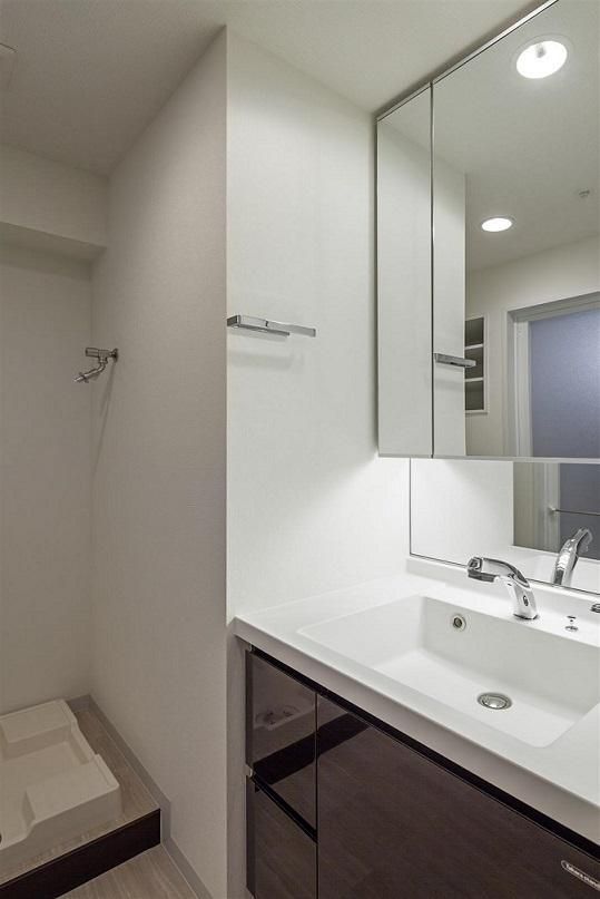 洗面設備　ゆったりとスペースのある洗面所