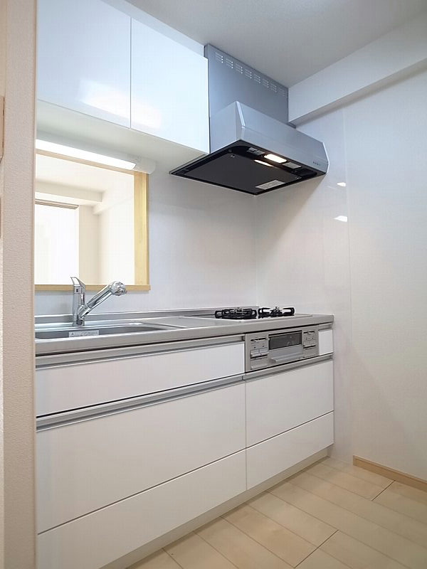 キッチン　3口コンログリル付きのシステムキッチン。