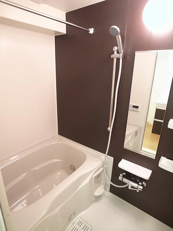 バス・シャワールーム　白と黒でシックな浴室です。