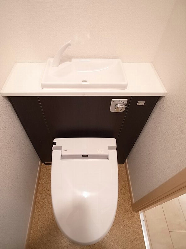 トイレ　温水洗浄便座つきです。