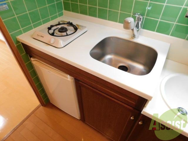 キッチン　冷蔵庫付きのキッチンです