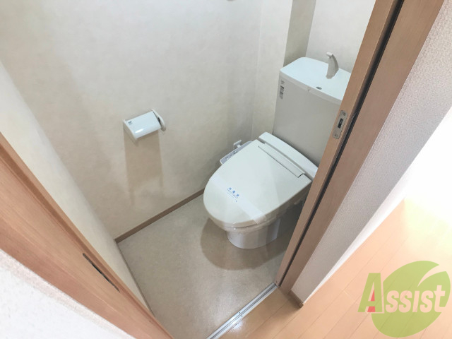 トイレ　人気のウォシュレットつきのトイレです。快適ですよ。