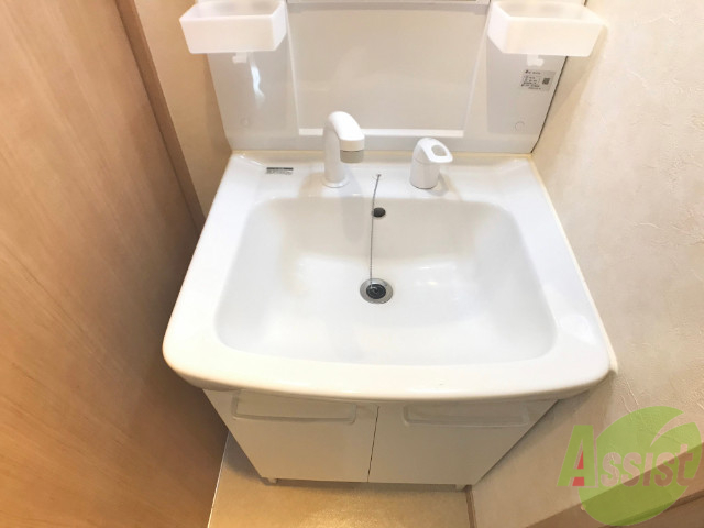 洗面設備　洗髪洗面化粧台なので朝の身支度もスムーズですね。