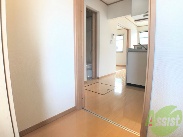 玄関　玄関からの目線です。光が差し込む素敵なお部屋ですよ。