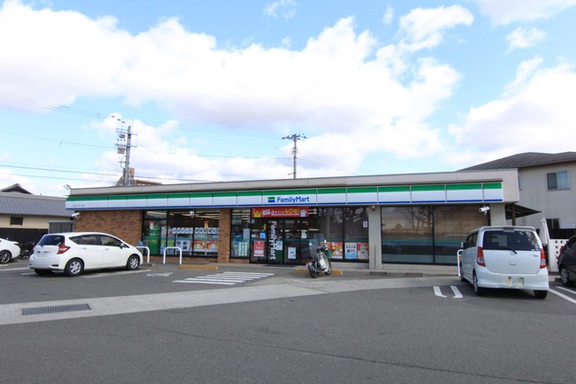 コンビニ　ファミリーマート　松山インター北店（コンビニ）まで655m