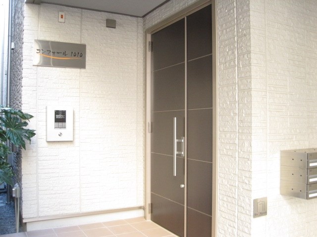 その他共有部分　共用玄関はオートロックで不審者の侵入を防ぎます