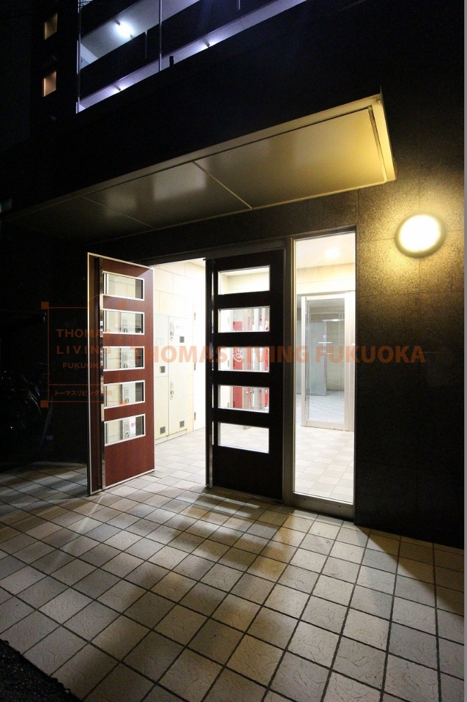 エントランス　夜でも明るいエントランスです。