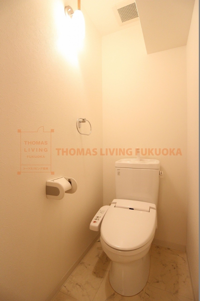 トイレ　温水洗浄便座が備わっています。