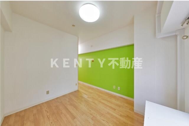 その他部屋・スペース　落ち着いた色調の寝室です