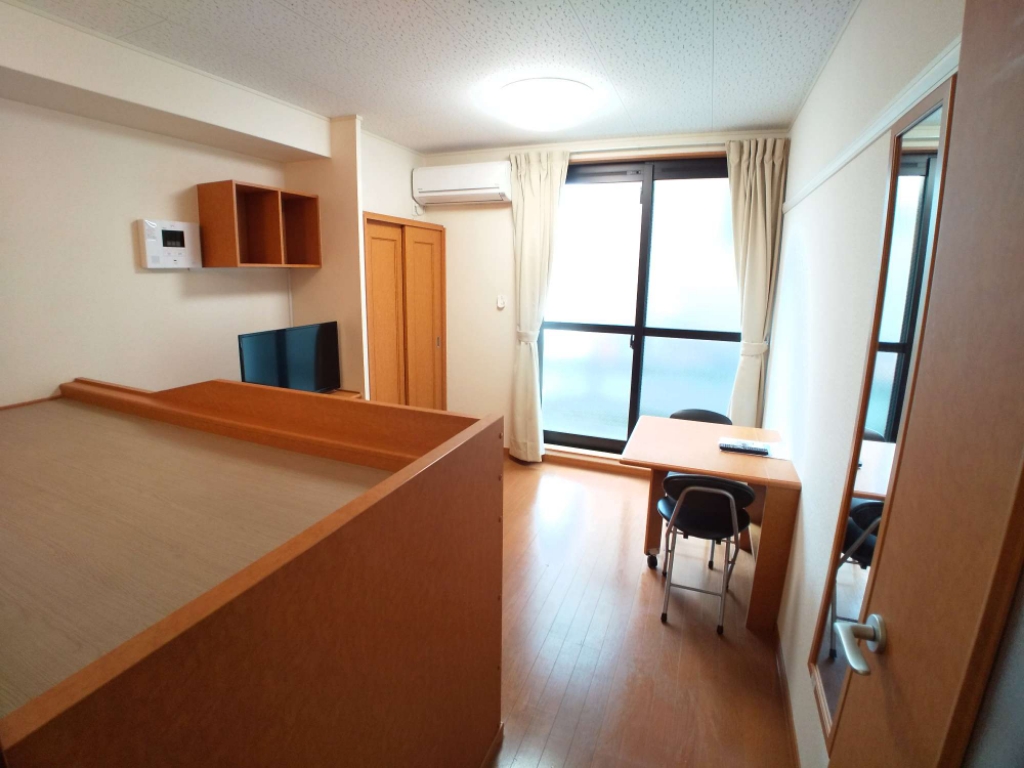 居室・リビング　ワイドな窓にて明るいお部屋