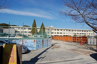 小学校　四日市市立 泊山小学校（小学校）まで928m