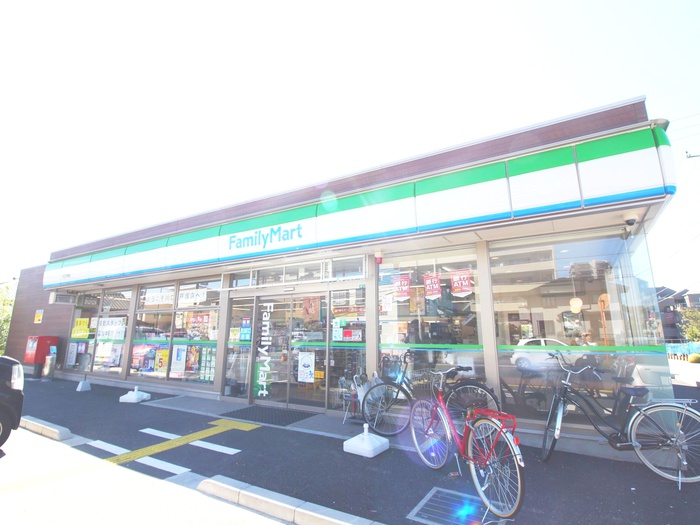 コンビニ　ファミリーマート（コンビニ）まで520m