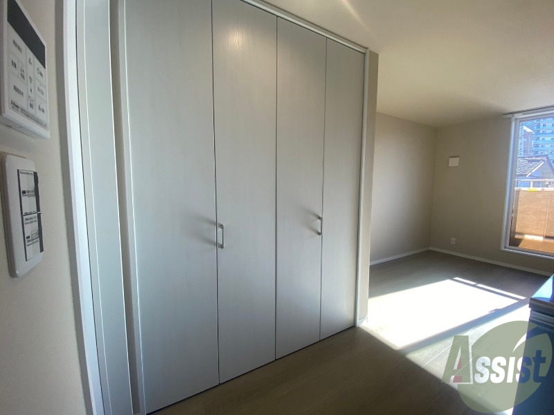 収納　リビングには大きい収納がございます。便利ですね。