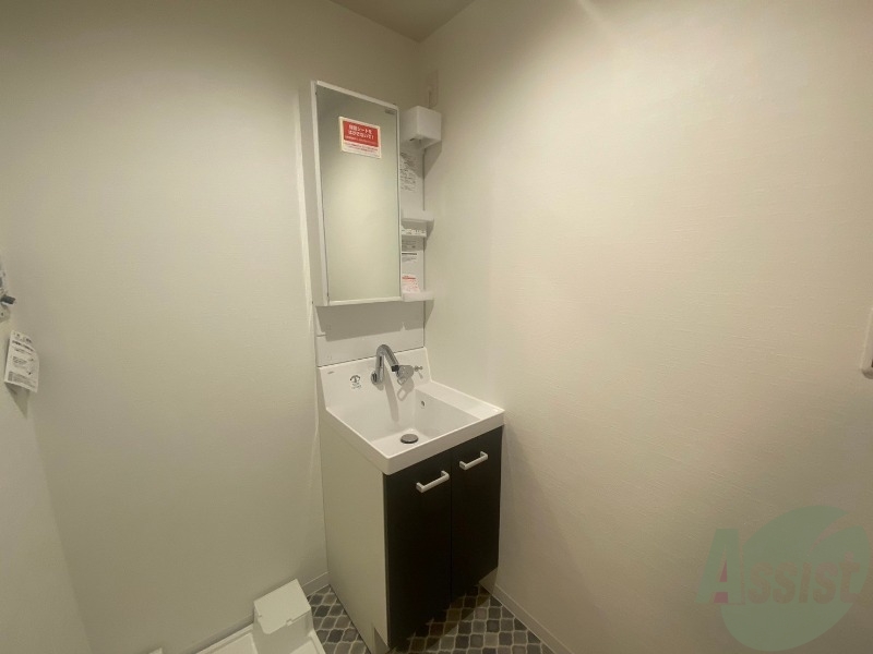 洗面設備　独立洗面台は収納付きになっており洗面用具が多くても安心です。