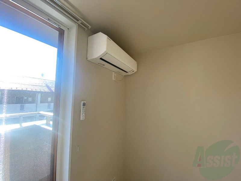 その他設備　リビングにはエアコンが設置されており快適ですね。