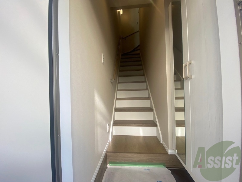 玄関　こちらは玄関になります。照明もついております。