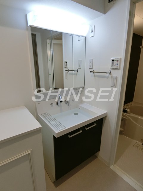 洗面設備　三面鏡洗面台