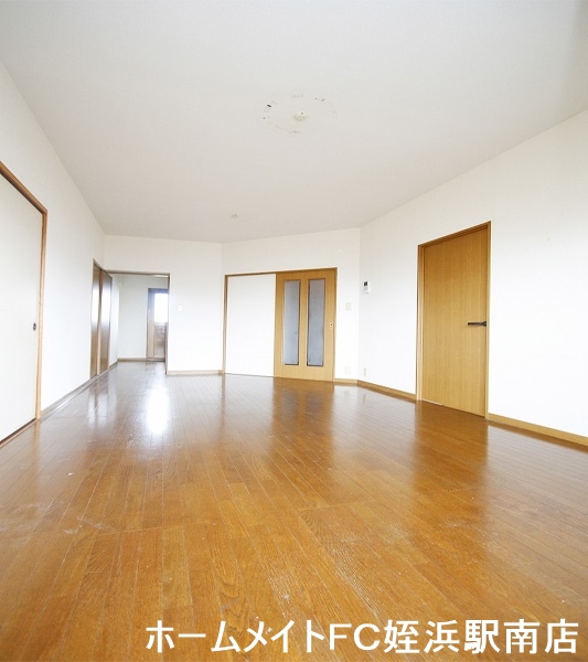 居室・リビング　★駅までも９分で徒歩圏内★参考写真