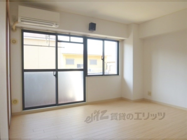 居室・リビング　大きな窓で日当たりを確保