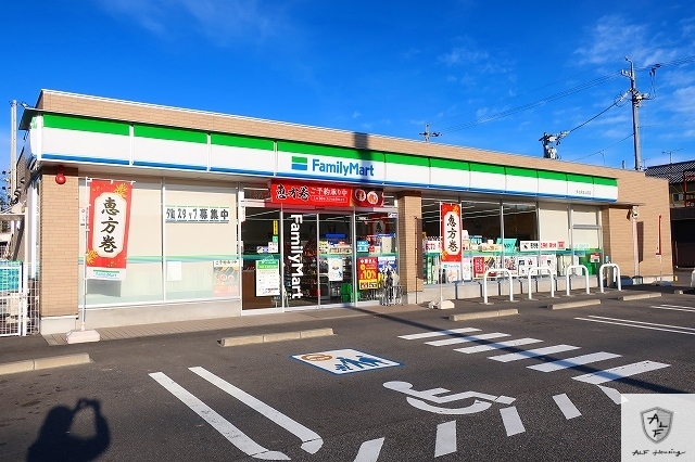 コンビニ　ファミリーマート（コンビニ）まで750m