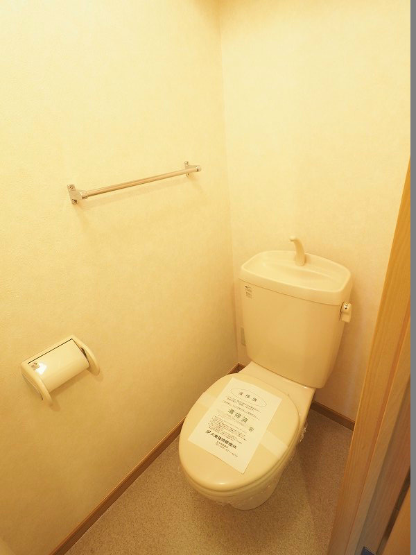 トイレ　※別号室の写真です。清潔に保たれています。