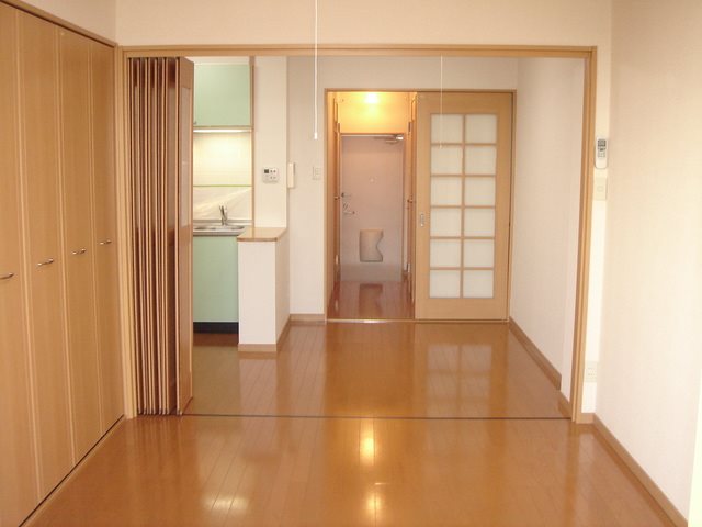 居室・リビング　照明付きで明るいお部屋です。