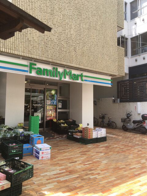 コンビニ　ファミリーマート 表参道駅南店（コンビニ）まで119m
