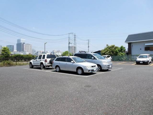 駐車場　建物目の前に専用駐車場完備♪