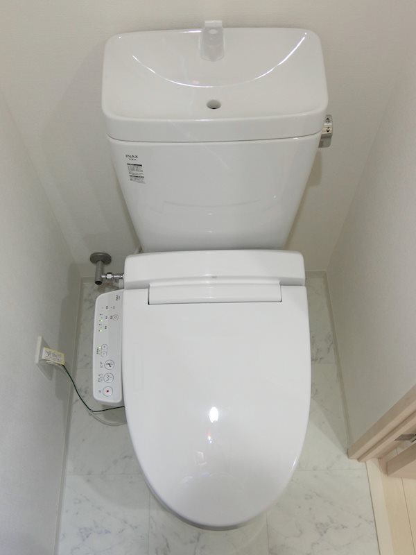 トイレ　温水洗浄便座です。