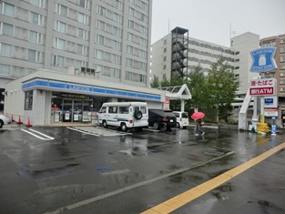 コンビニ　ローソン札幌ひばりが丘駅前店（コンビニ）まで359m