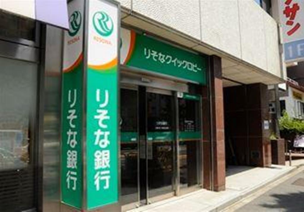 銀行　りそな銀行新宿支店（銀行）まで860m