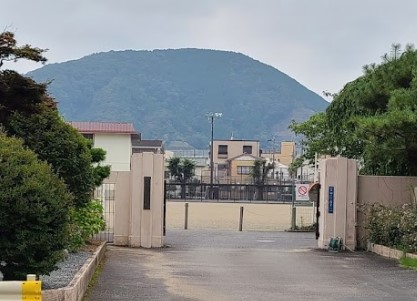 中学校　静岡市立籠上中学校（中学校）まで1272m