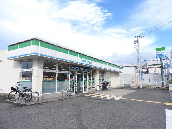 コンビニ　ファミリーマート泉大津尾井千原店（コンビニ）まで742m