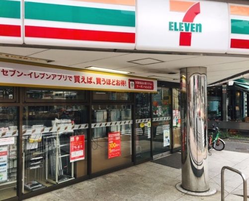 コンビニ　セブンイレブン港区飯倉店（コンビニ）まで121m