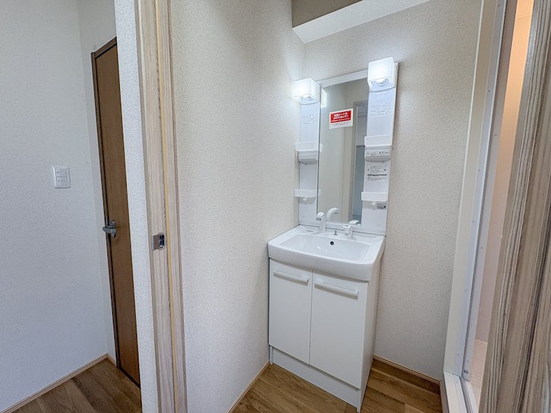 洗面設備　独立洗面台新調済み