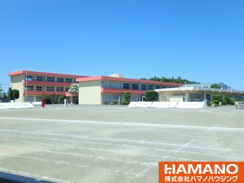 小学校　新治小学校（小学校）まで620m