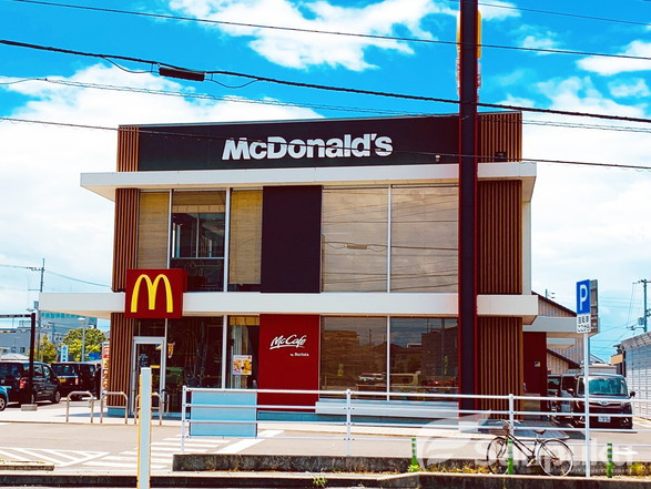 飲食店　マクドナルド　33号松山インター店（飲食店）まで878m